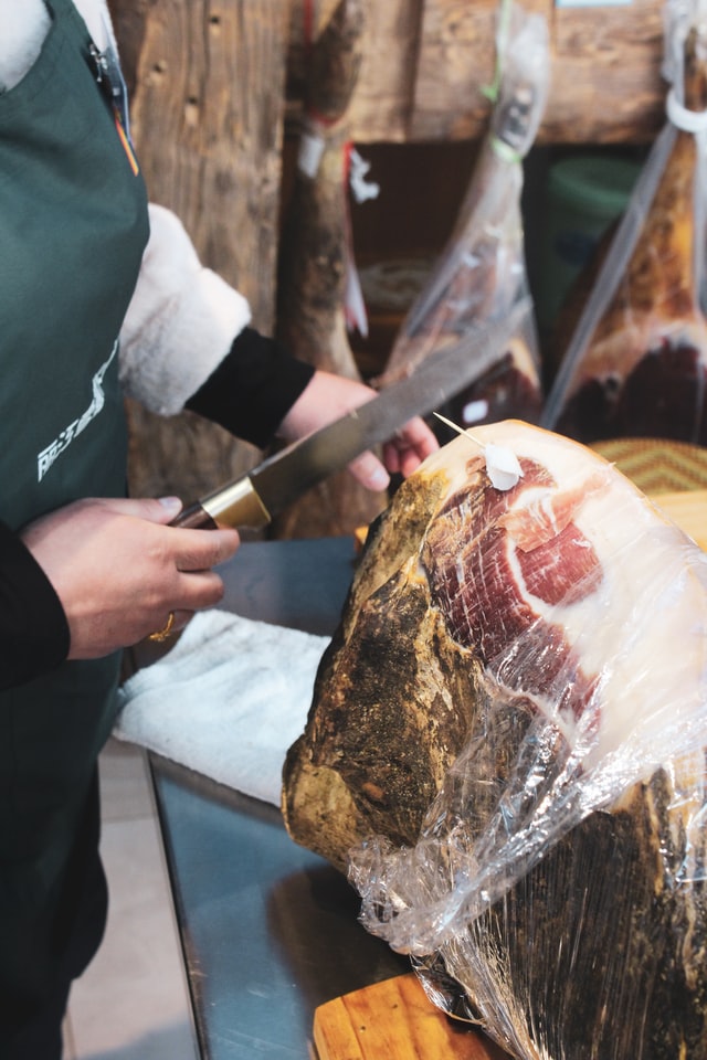 Good Eats: The Guide on How to Properly Carve a Ham